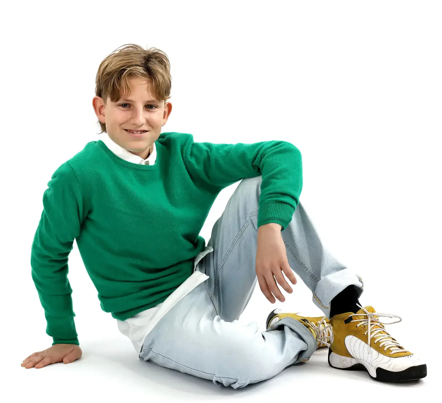 Ganzkörperfoto eines Jungen im grünne Pulover.