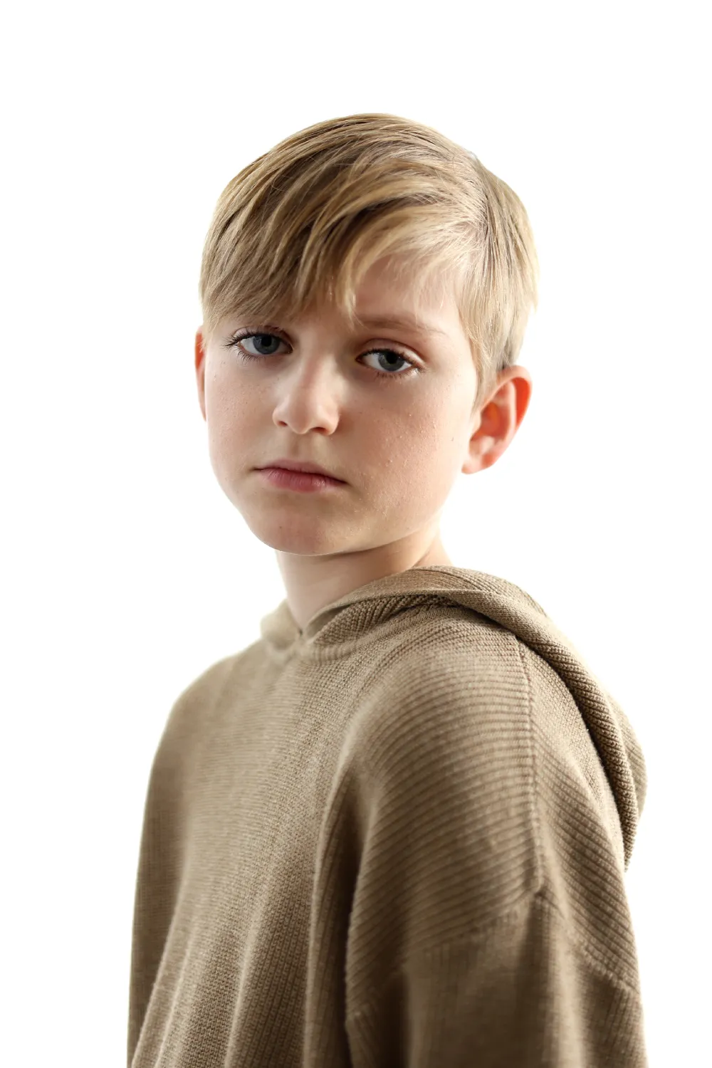 Authentisches Portrait von einem Jungen mit direktem Blick in die Kamera im Snaproom Studio Bern.
