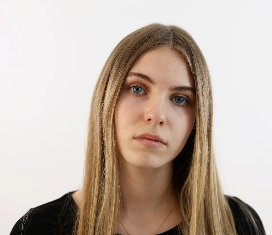 Bewerbungsfoto einer jungen Frau mit blonden Haaren