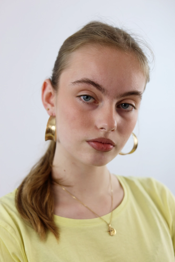 Portrait einer Teenager im gelben T-Shirt